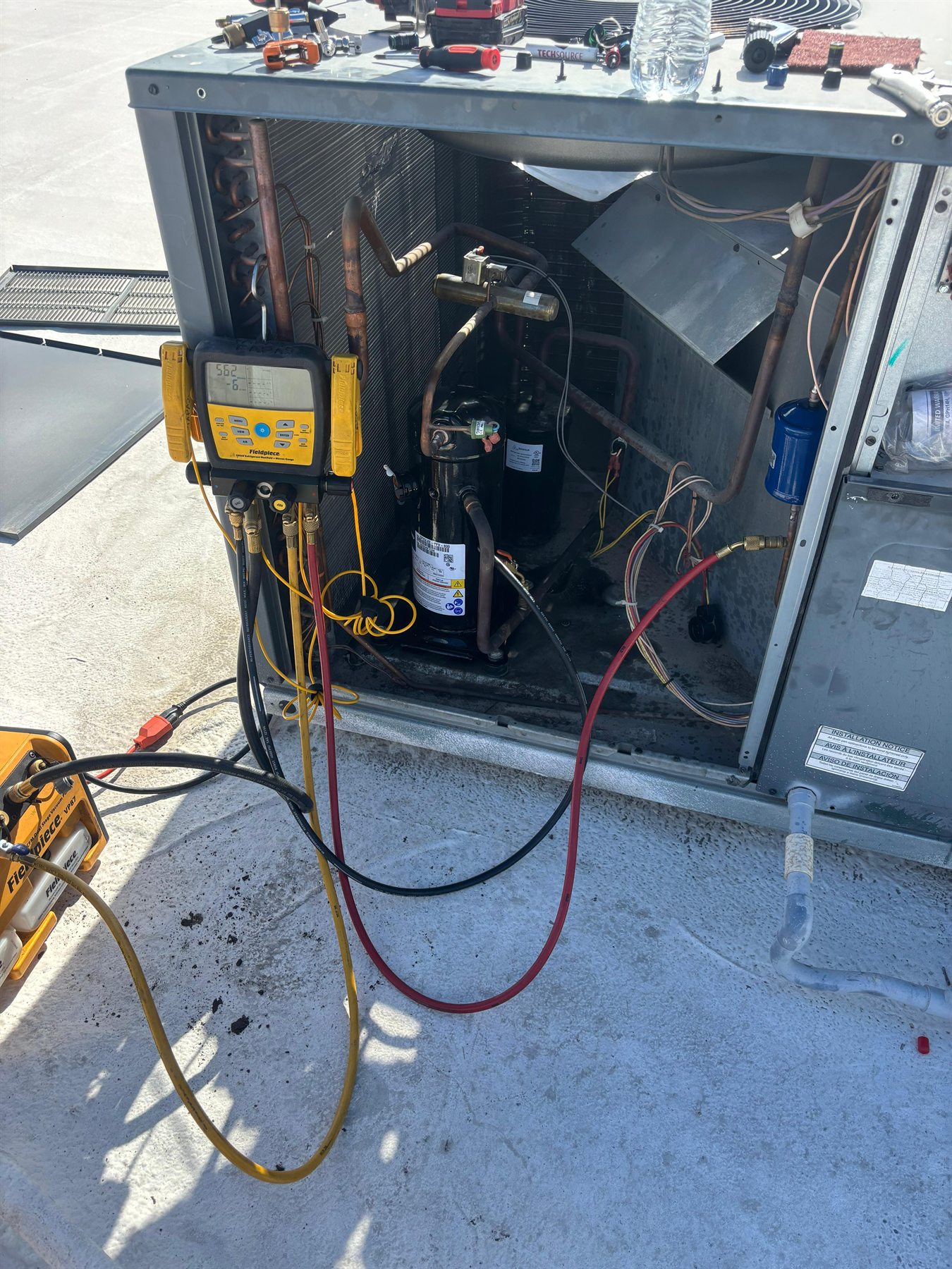 Diagnóstico HVAC de emergencia con instrumentos profesionales en Las Vegas